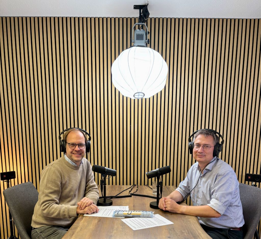 Mirko Bröcker (rechts im Bild) im Wellenrauschen Podcast-Studio in Rostock.